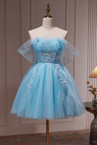 Robe de bal courte en tulle bleu à épaules dénudées et ornée de perles et d'appliqués