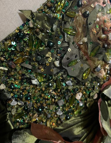 Vestido de noche vintage verde oscuro con escote irregular, satén, cuentas y corte sirena fruncido, modelo Y8560