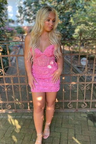 Vestido corto de fiesta estilo tubo con escote corazón y apliques