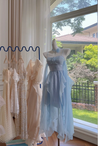 Vestido sencillo de fiesta de bienvenida con tirantes finos azules y gasa Y8581