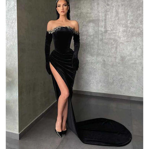 Robe de soirée en velours noir à manches longues et épaules dénudées avec perles et fente 