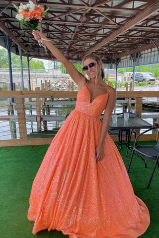 Robe de bal longue trapèze à fines bretelles et sequins