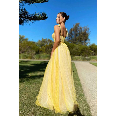 Vestido de fiesta de tul con lunares, tirantes finos y escote en forma de corazón