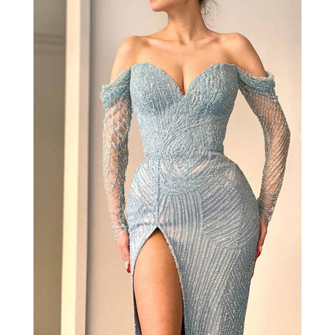 Vestido de noche azul de fiesta con mangas largas, hombros descubiertos y cuentas, estilo tubo y elegante 