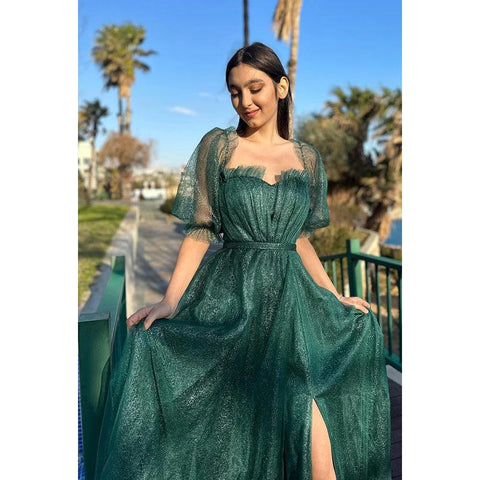 Robe de soirée élégante et spectaculaire, coupe trapèze, manches courtes, épaules dénudées, tulle scintillant