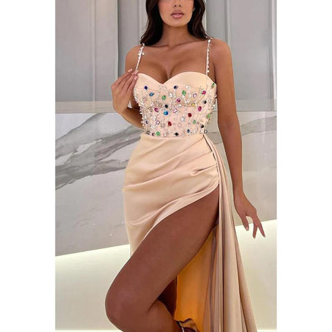 Vestido de noche de satén fruncido con cuentas y tirantes finos en forma de corazón