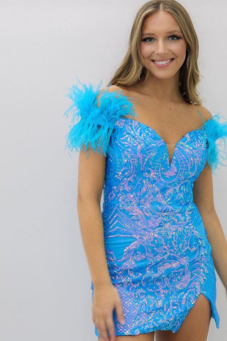 Robe fourreau tendance violette courte à épaules dénudées avec plumes, idéale pour un bal de promo.