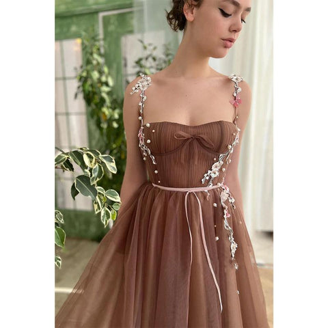 Vestido de fiesta largo de tul con tirantes finos y apliques 