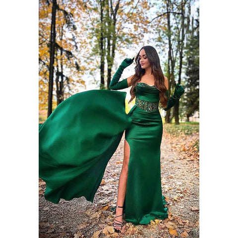 Robe de soirée longue en satin froncé à appliqués et bustier en cœur
