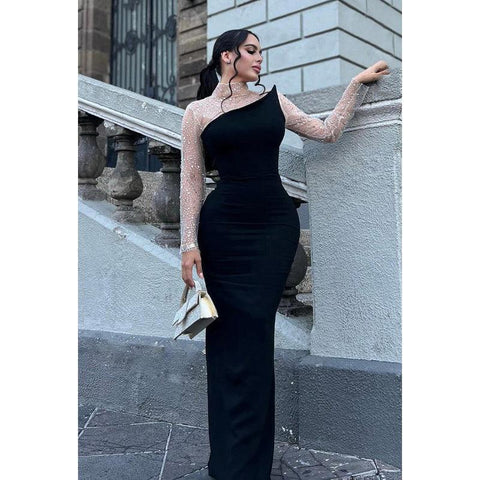 Vestido de fiesta elegante y moderno con corte tubo, mangas largas, cuello alto y brillantes