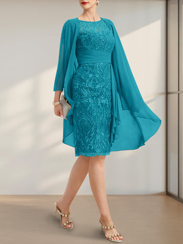 Vestido de novia de corte recto/columna, largo hasta la rodilla, de encaje y gasa, con escote ilusión, volantes en cascada y lentejuelas.