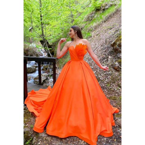 Vestido de noche largo de satén fruncido con plumas y escote corazón, corte A