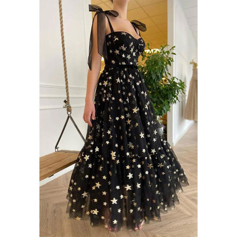 Vestido de fiesta de encaje con estrellas negras y escote corazón con tirantes finos 