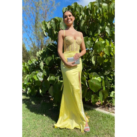 Robe de bal longue en dentelle transparente à bretelles spaghetti et fente