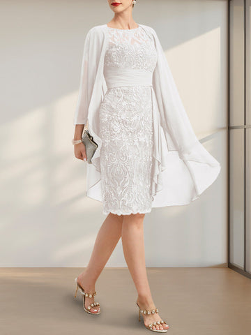 Vestido de novia de corte recto/columna, largo hasta la rodilla, de encaje y gasa, con escote ilusión, volantes en cascada y lentejuelas.