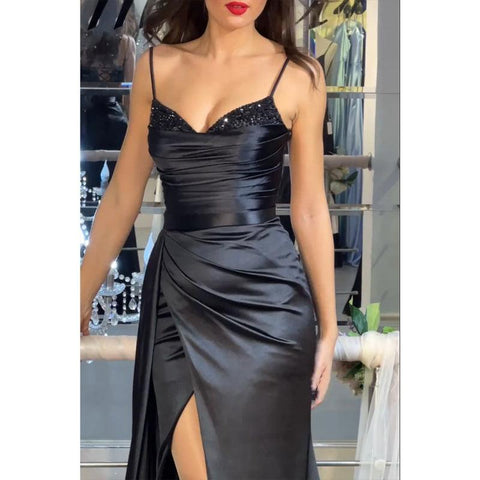 Vestido de fiesta largo de satén plisado con tirantes de cuentas y escote en forma de corazón con aberturas. 