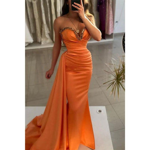 Robe de soirée fourreau bustier en dentelle avec traîne et perles 