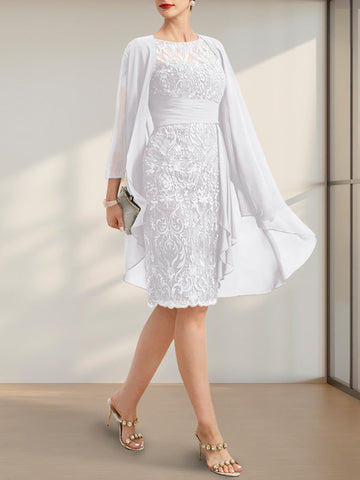 Vestido de novia de corte recto/columna, largo hasta la rodilla, de encaje y gasa, con escote ilusión, volantes en cascada y lentejuelas.