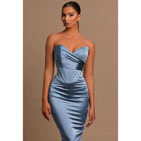 Robe de soirée longue en satin sans bretelles avec décolleté en cœur