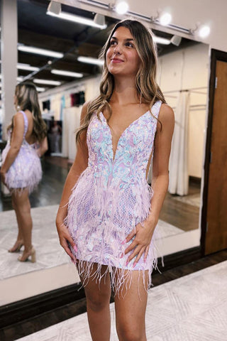 Vestido corto de fiesta azul brillante, ajustado, con escote en V profundo y lentejuelas con plumas.