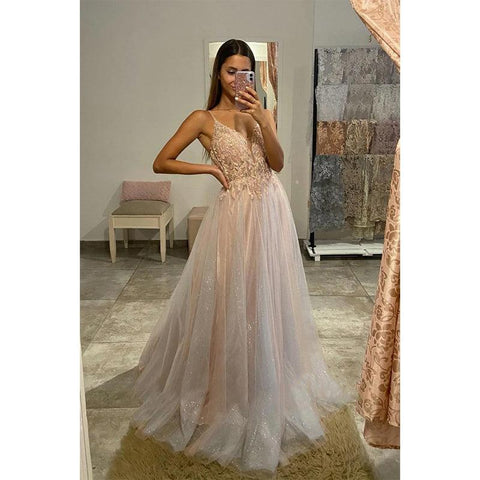 Vestido de fiesta largo de corte A con tirantes finos y apliques de tul 