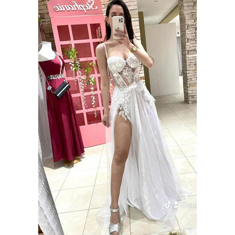 Elegante y lujoso vestido de fiesta de graduación con tirantes finos, corte A, abertura lateral y apliques