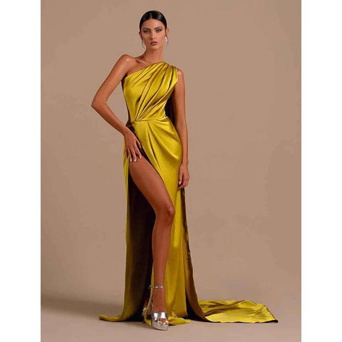 Robe de soirée longue et unique à une épaule et fente haute 