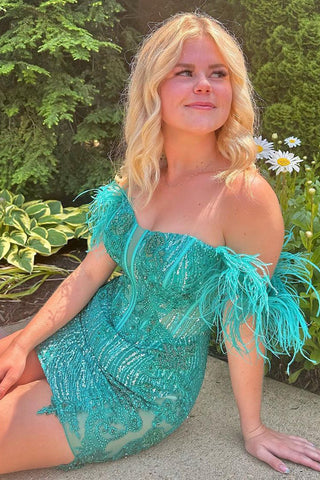 Vestido corto de fiesta estilo vainica con hombros descubiertos, lentejuelas azul galaxia y plumas.