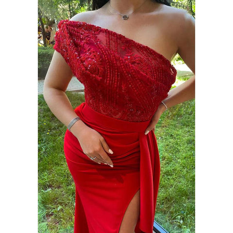 Elegante y lujoso vestido de fiesta con hombros descubiertos, mangas cortas, abertura lateral y fruncido