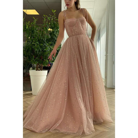 Vestido de fiesta rosa con lentejuelas brillantes y escote en forma de corazón con tirantes finos 