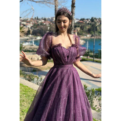 Robe de soirée élégante et spectaculaire, coupe trapèze, manches courtes, épaules dénudées, tulle scintillant