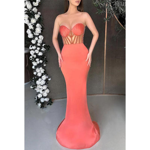 Vestido de noche estilo trompeta con escote imperio, sin tirantes y cuentas 