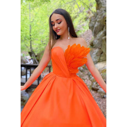 Vestido de noche largo de satén fruncido con plumas y escote corazón, corte A