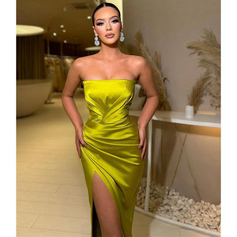 Vestido de fiesta largo de satén plisado, sin tirantes y con abertura lateral 