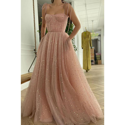 Vestido de fiesta rosa con lentejuelas brillantes y escote en forma de corazón con tirantes finos 