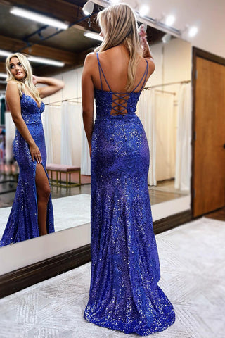 Robe de bal longue fourreau à fines bretelles et sequins bleu roi.