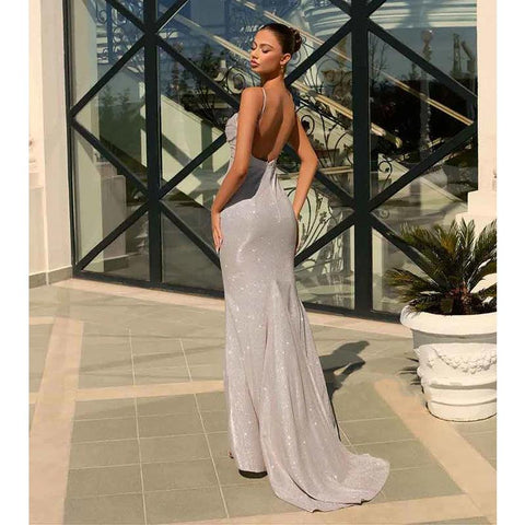 Vestido formal de fiesta brillante con escote sirena y tirantes finos 