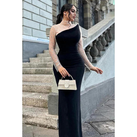 Vestido de fiesta elegante y moderno con corte tubo, mangas largas, cuello alto y brillantes