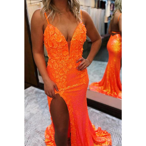 Vestido de fiesta largo con tirantes finos, apliques de lentejuelas naranjas y abertura