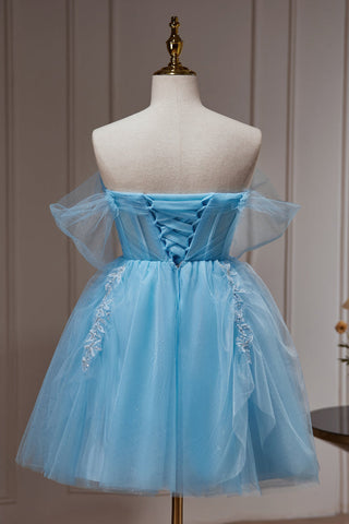 Robe de bal courte en tulle bleu à épaules dénudées et ornée de perles et d'appliqués
