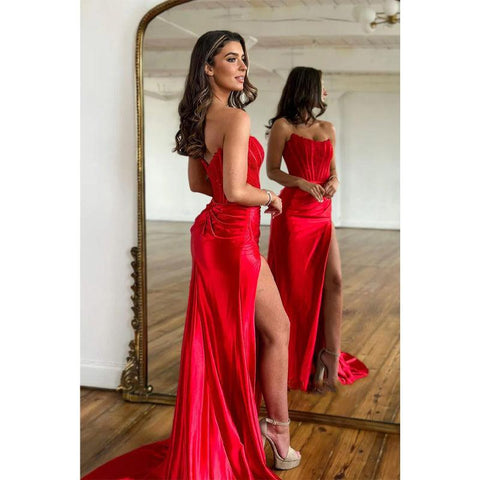 Vestido de fiesta largo con tirantes finos, apliques de encaje y abertura lateral