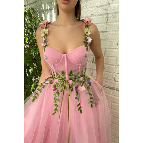 Robe de bal rose à bretelles spaghetti et décolleté en cœur avec applications 3D et poches 