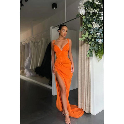 Vestido de noche largo de satén con escote en V, fruncido y abertura en el muslo