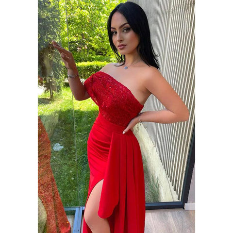 Elegante y lujoso vestido de fiesta con hombros descubiertos, mangas cortas, abertura lateral y fruncido