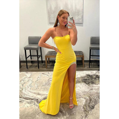 Robe de bal longue bustier à perles et décolleté en cœur avec fente