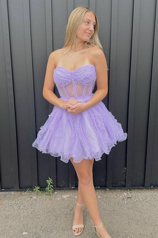 Robe de bal tendance en tulle noir à bustier et décolleté cœur, coupe trapèze.