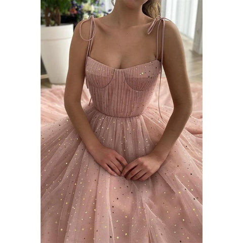 Vestido de fiesta rosa con lentejuelas brillantes y escote en forma de corazón con tirantes finos 