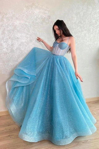 Robe de bal longue bleu clair à sequins, coupe trapèze, bretelles spaghetti et paillettes.