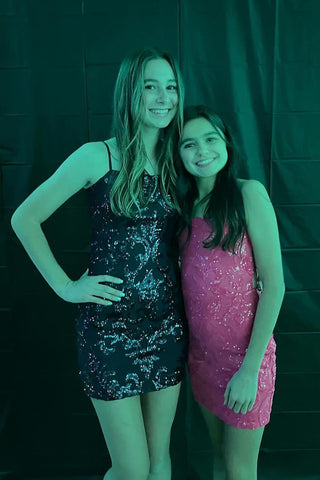 Robe de bal moulante vert émeraude à fines bretelles et sequins