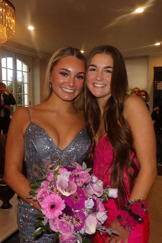 Vestido de fiesta verde oscuro con corsé, tirantes finos brillantes y pedrería.